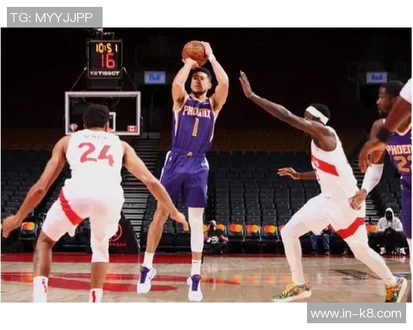 布克手感不佳依靠罚球逆袭18投7中贡献27分4篮板4助攻